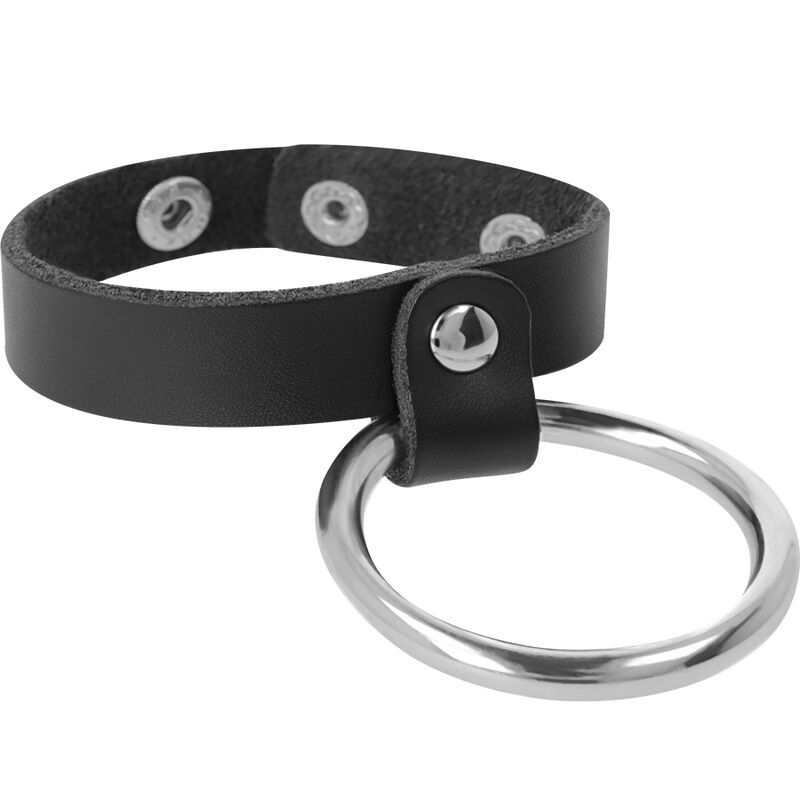 Anello per pene nero in pelle con anello metallico. L'anello è fissato con bottoni a pressione. L'anello metallico è argentato.