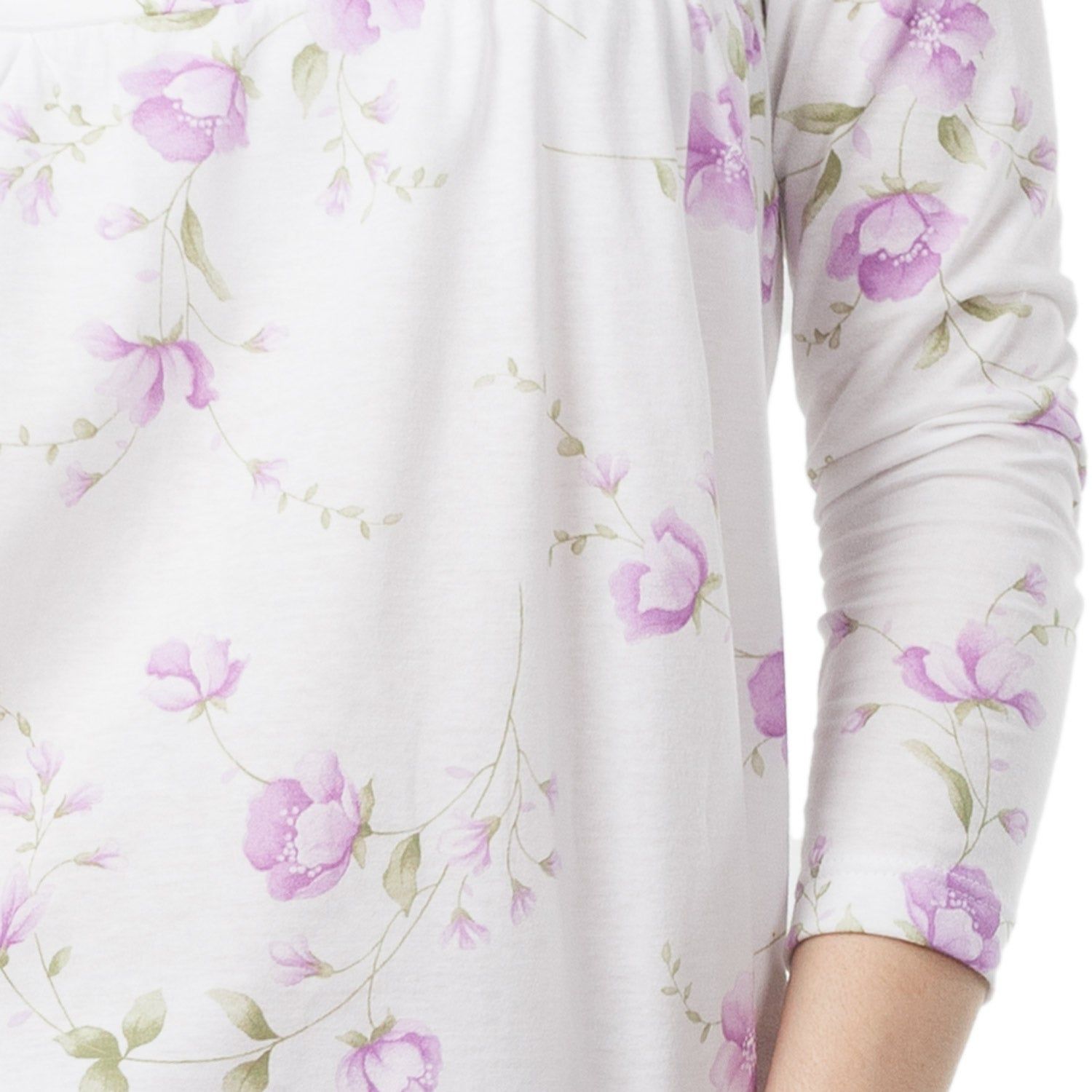 Primo piano del top di un pigiama con motivo floreale. Maniche lunghe.