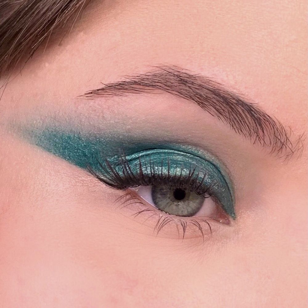 Occhio con ombretto verde. Ombretto verde applicato sulla palpebra e come eyeliner.