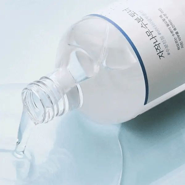 Prodotto versato da una bottiglia. Testo in coreano.