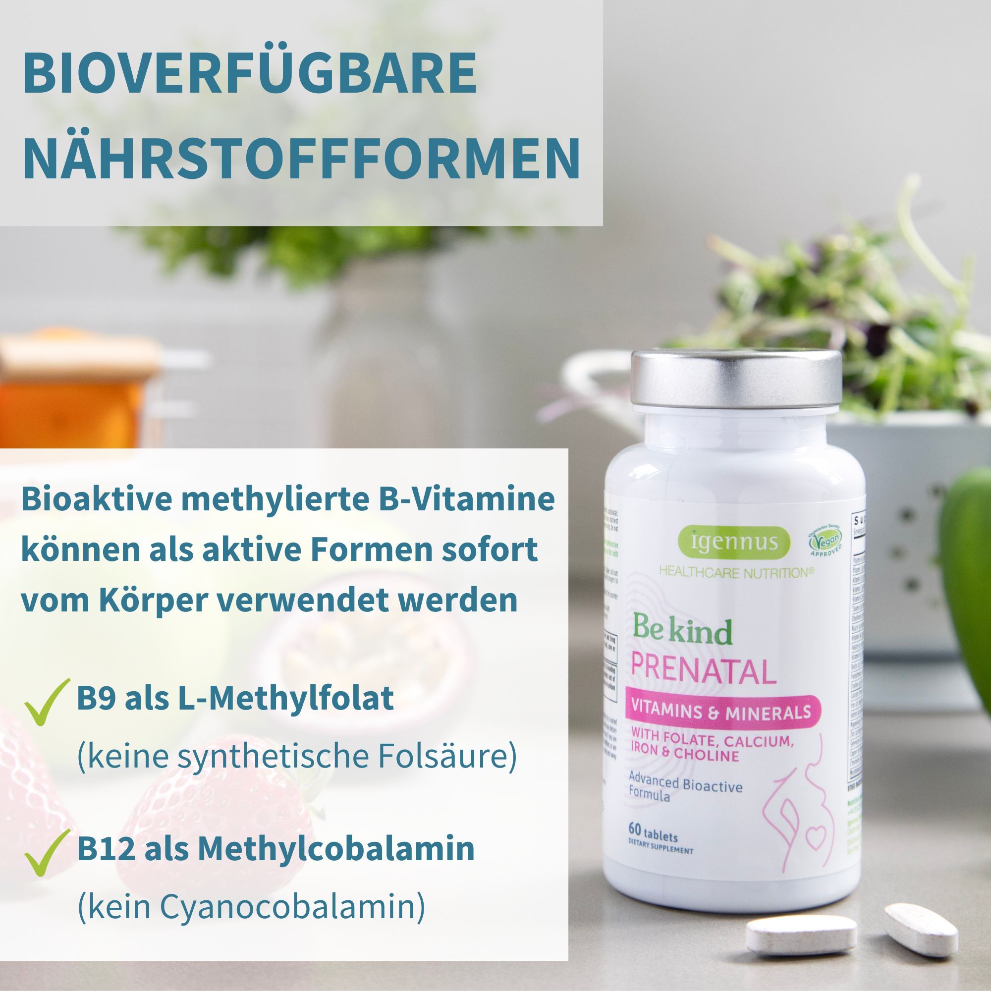 Flacone di vitamine e minerali prenatali Igennus Be Kind su un tavolo accanto a un'insalata.
