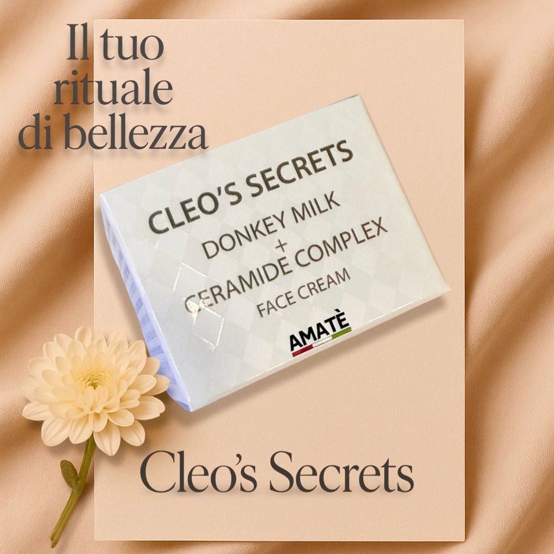 Confezione di crema viso. Testo: Cleo's Secrets, Donkey Milk + Ceramide Complex, Face Cream. Logo Amatè. Fiore.