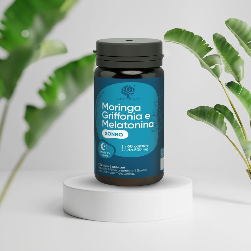 Flacone blu scuro con capsule. Scritta: Moringa Griffonia e Melatonina, 60 capsule. Marchio: RedMoringa.