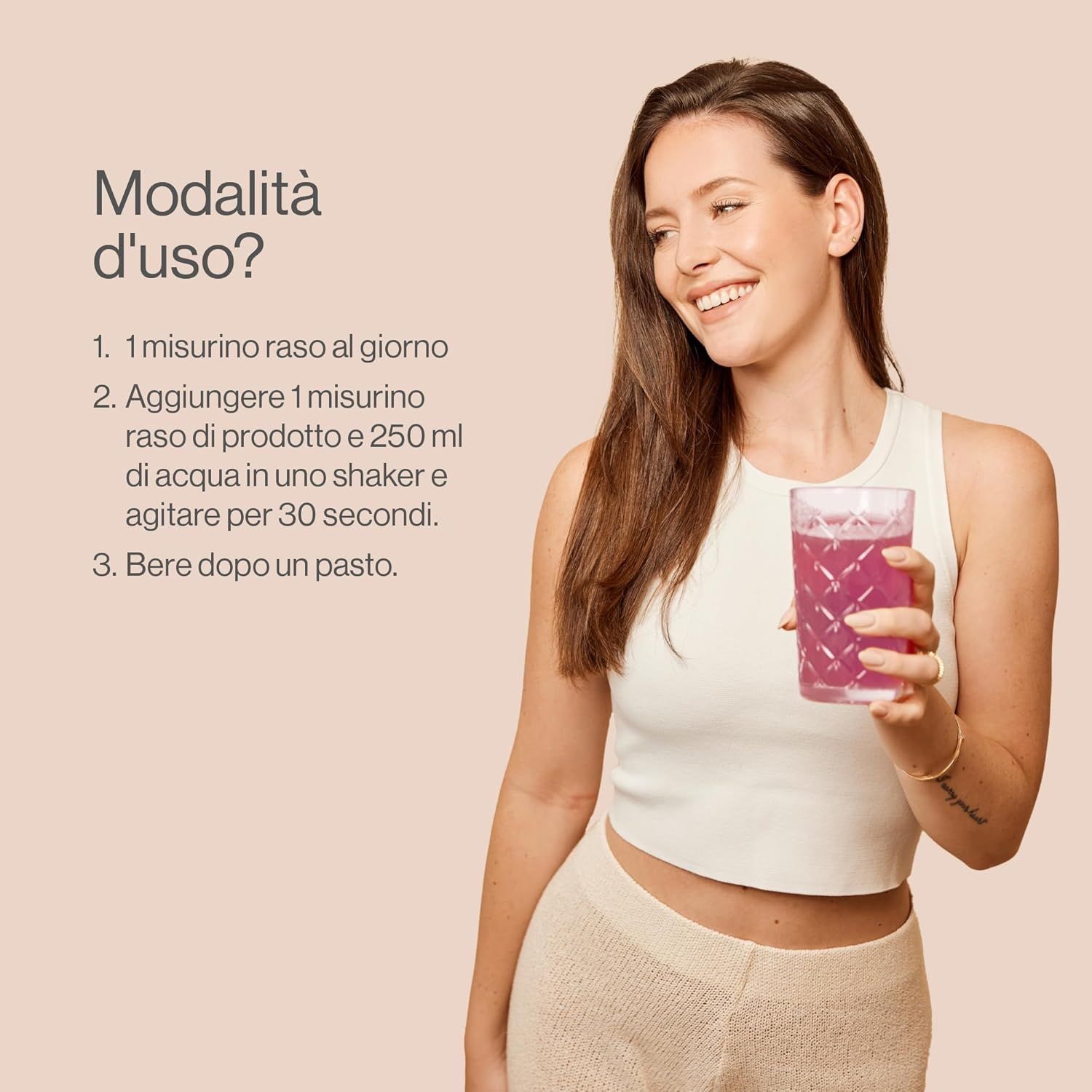 Donna tiene bicchiere con liquido rosa. Istruzioni: 1 misurino al giorno, 2 misurini con acqua in shaker, agitare 30 secondi, bere dopo pasto.