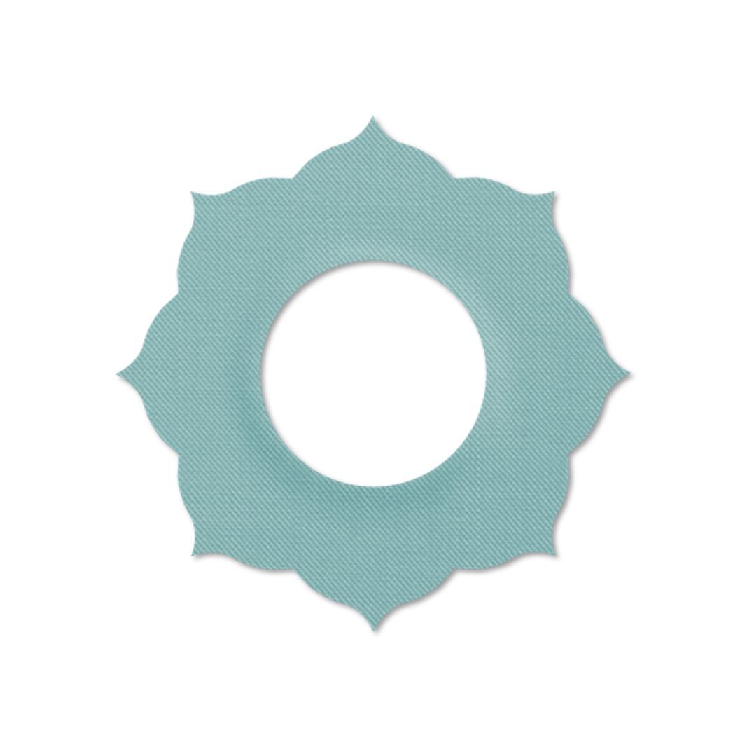 Anello di fissaggio a forma di fiore, azzurro. Foro centrale. Tessuto. Sfondo bianco.