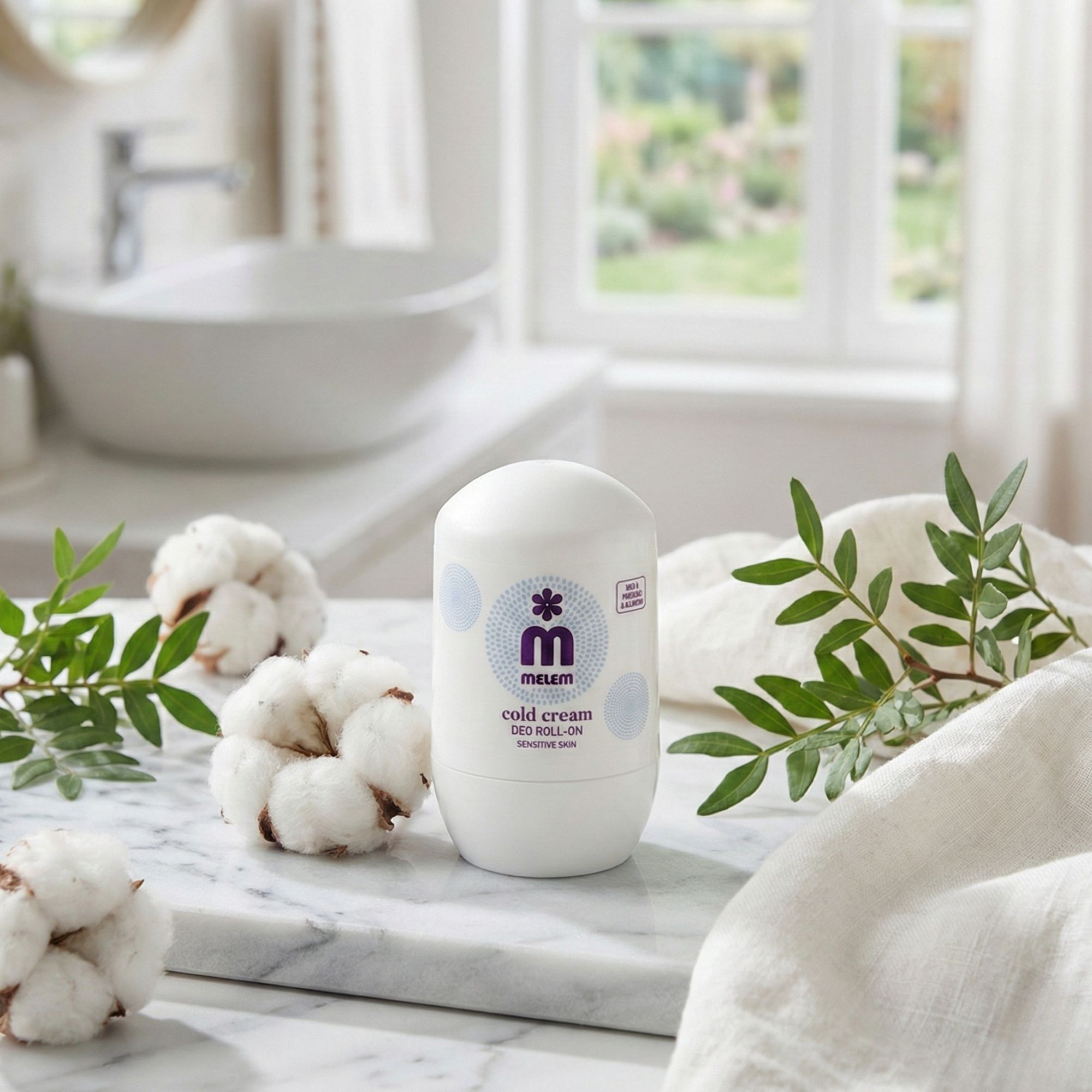 Deodorante roll-on bianco con logo viola. Su marmo con fiori di cotone e foglie.