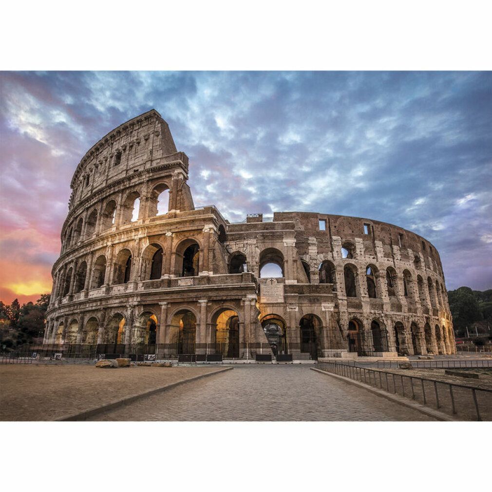 Puzzle con il Colosseo. Il Colosseo all'alba. Cielo nuvoloso. Pezzi del puzzle non visibili.