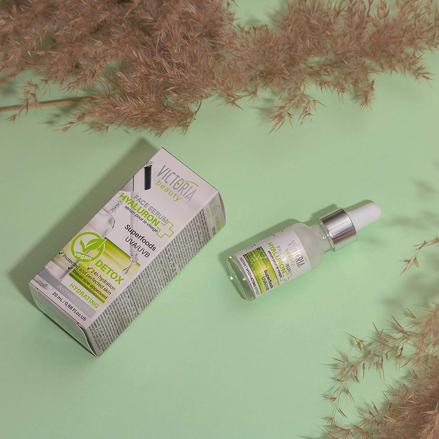 Confezione e flacone. Scritta: Victoria Beauty Hyaluron Serum. Confezione e flacone su sfondo verde.