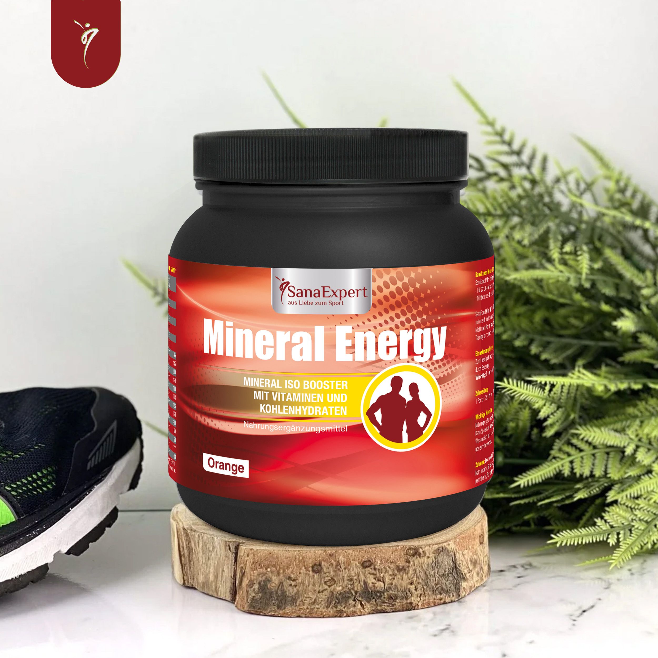 Contenitore nero SanaExpert Mineral Energy. Etichetta arancione con nome e logo del prodotto. Posizionato su un ceppo di legno.