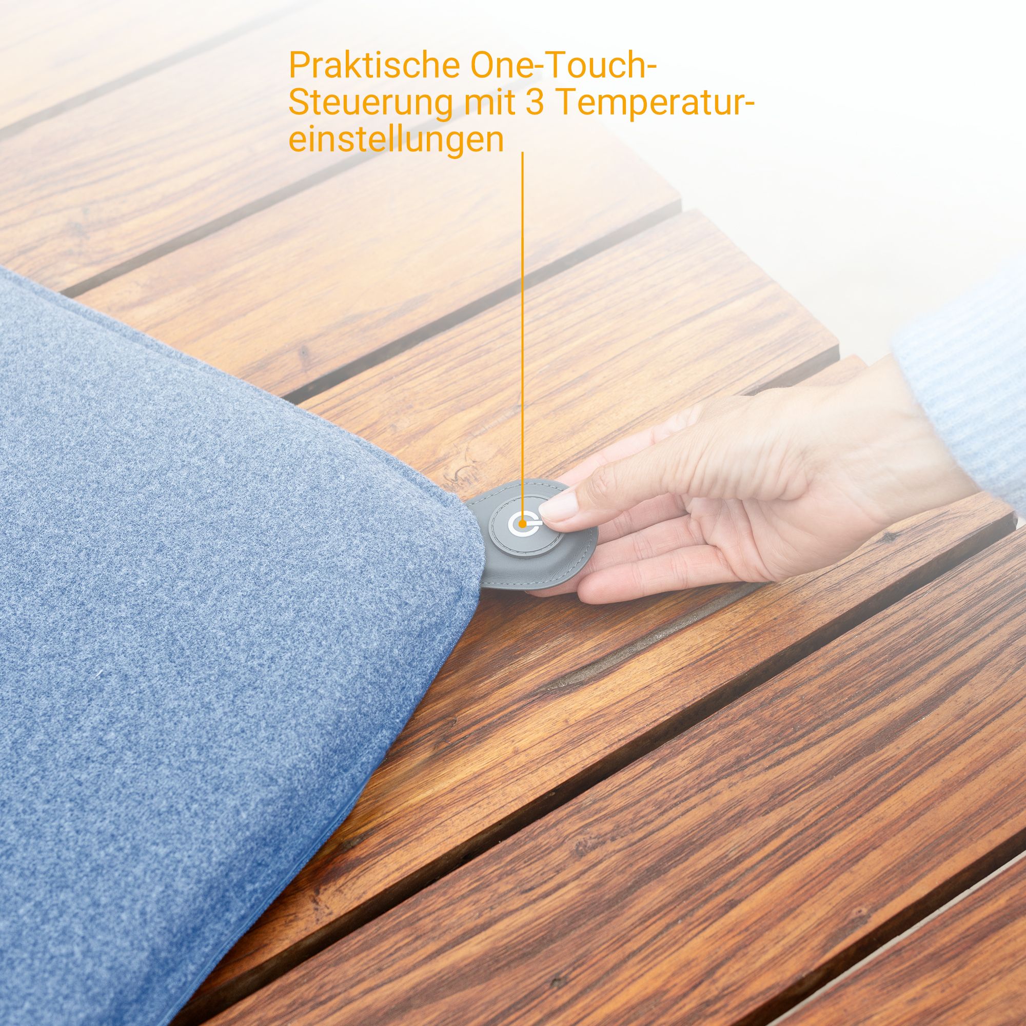 Primo piano dell'elemento di controllo di un cuscino riscaldante blu con controllo One-Touch.