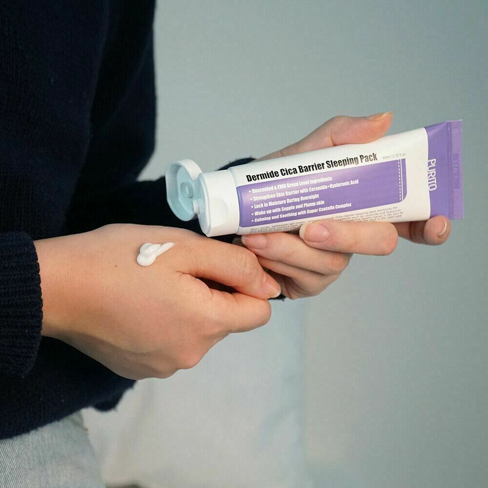 Mani che tengono un tubo. Crema applicata sul palmo. Marchio PURITO. Testo: Dermide Cica Barrier Sleeping Pack.