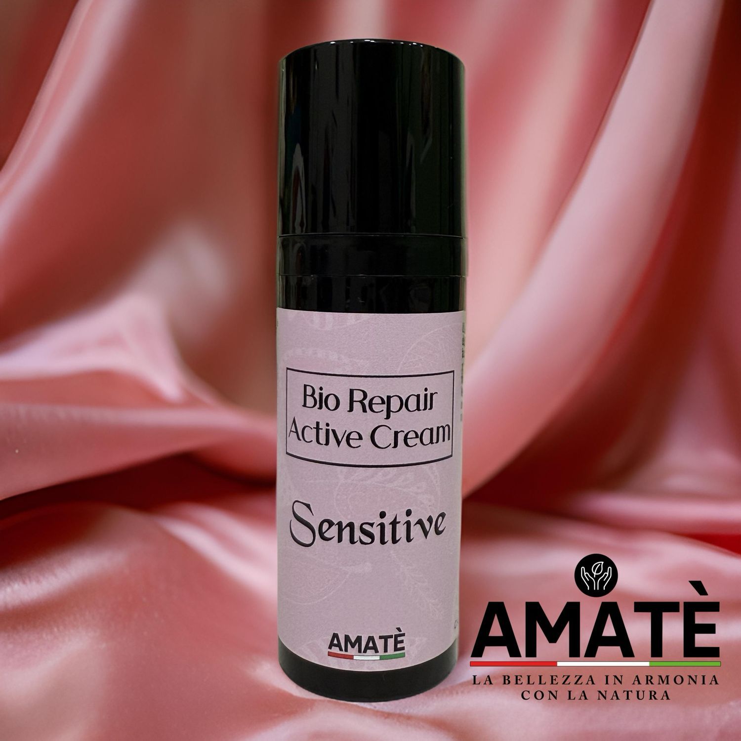 Flacone cilindrico nero. Scritta: Bio Repair Active Cream Sensitive. Logo AMATÈ.