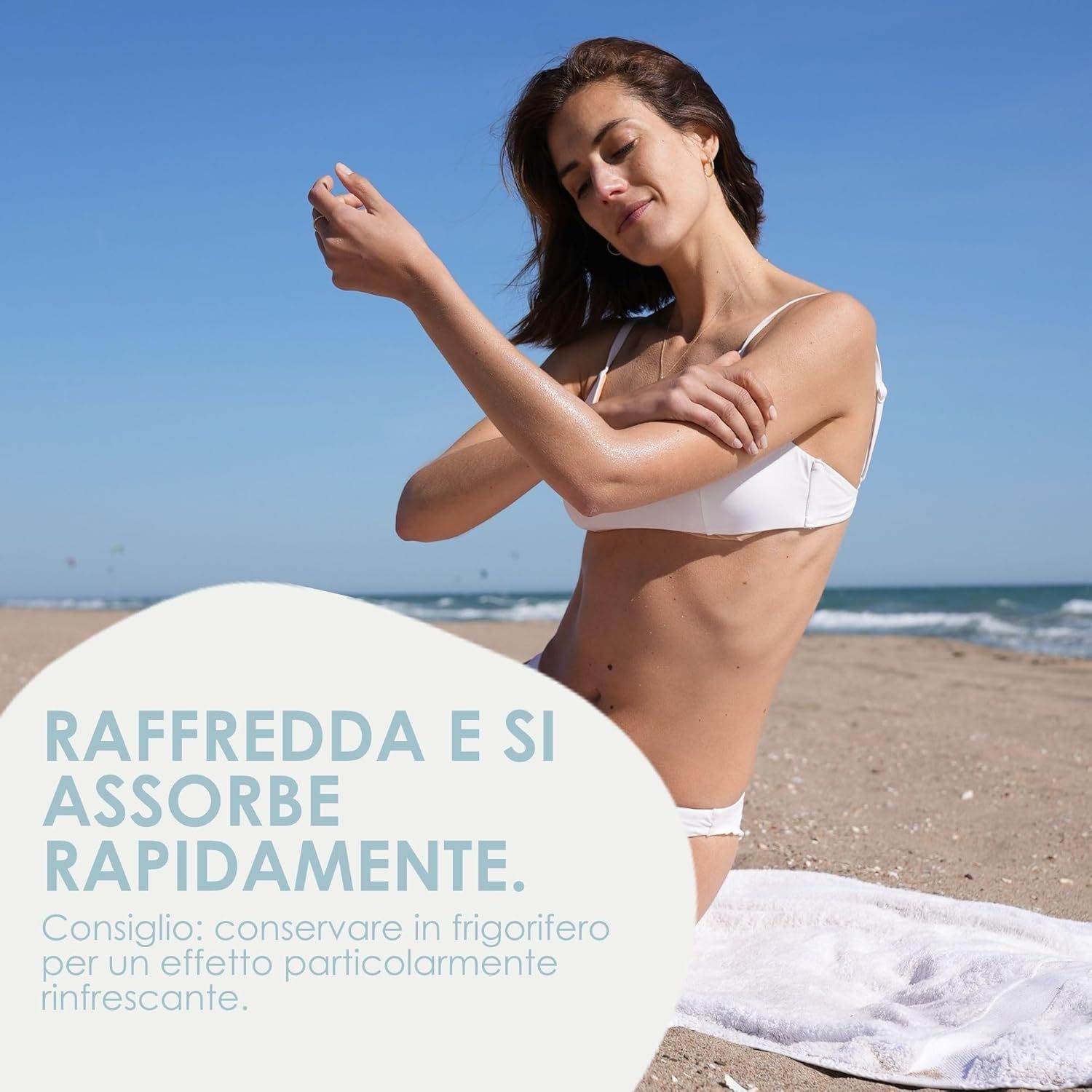 Donna in spiaggia in bikini. Testo: Raffredda e si assorbe rapidamente. Consiglio: conservare in frigorifero per un effetto particolarmente rinfrescante.
