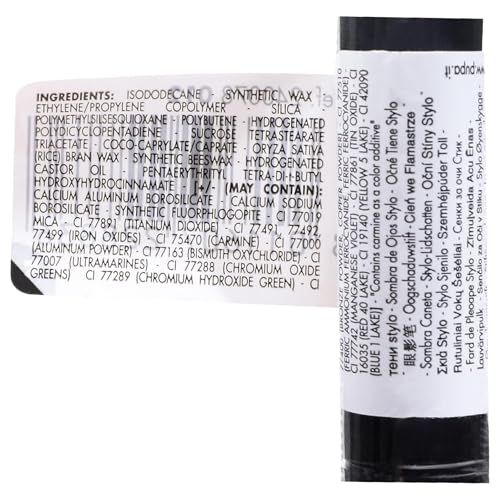 Primo piano di uno stick ombretto nero. Informazioni sul prodotto e ingredienti sull'etichetta.