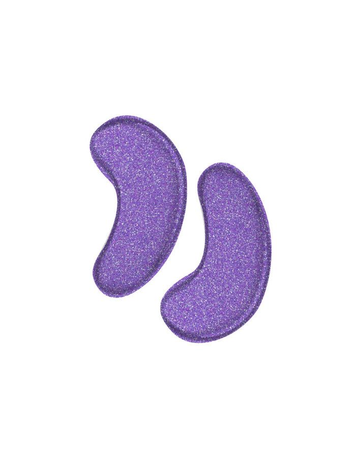 Due eye pads viola glitterati a forma di mezzaluna.