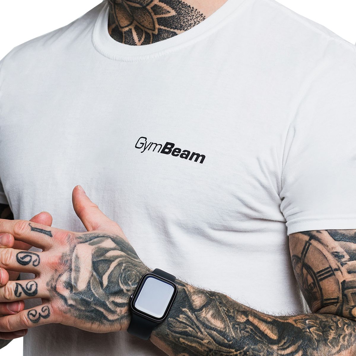 Primo piano di un t-shirt bianca da uomo con logo GymBeam. Maniche corte, girocollo.