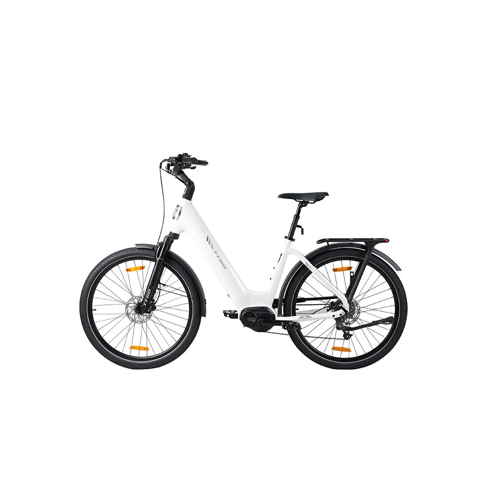 Bicicletta elettrica bianca, pneumatici e parafanghi neri. Sella nera. Riflettori gialli sulle ruote.