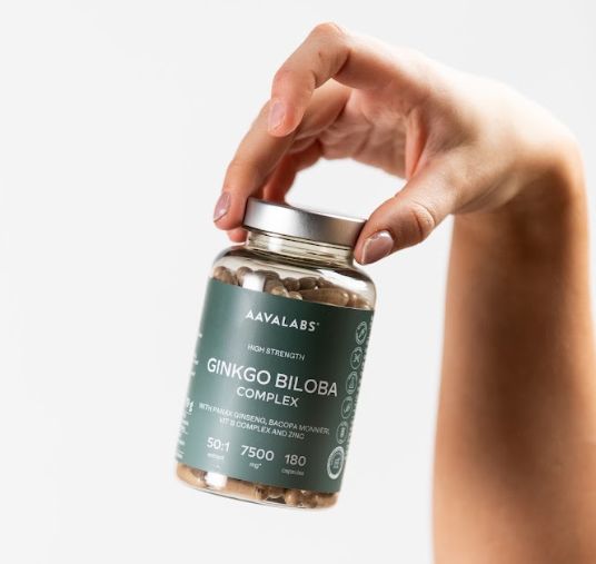 Mano che tiene un flacone di Aavalabs Ginkgo Biloba Kapseln 7500mg.