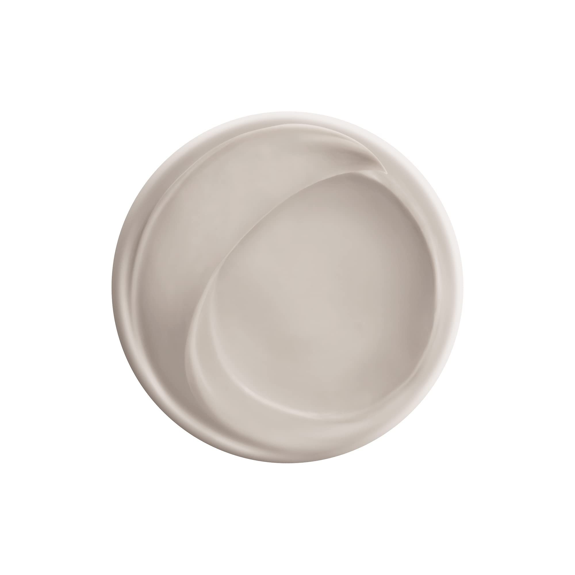 Crema disposta circolarmente. Texture chiara, color crema. Superficie liscia con struttura ondulata.