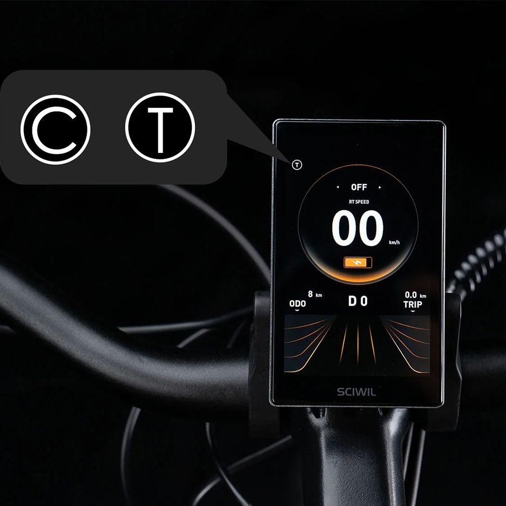 Computer di bordo della bici con display. Mostra velocità, stato batteria e altre info. Sfondo nero.