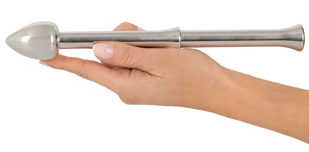 Mano che tiene uno stimolatore metallico lucido con testa affusolata.