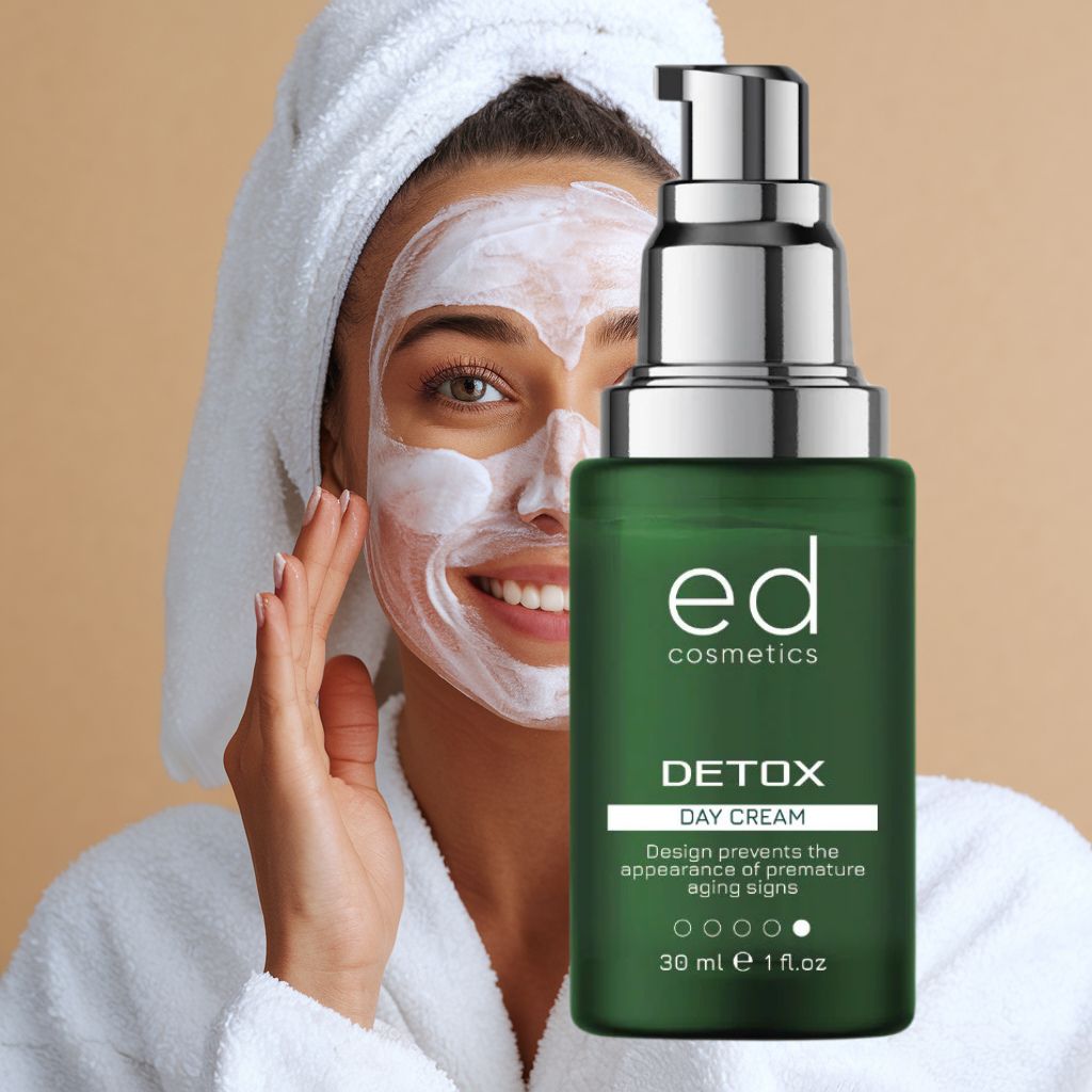 Donna con maschera viso e asciugamano. Flacone verde con dosatore argento. ED cosmetics, Detox Day Cream.