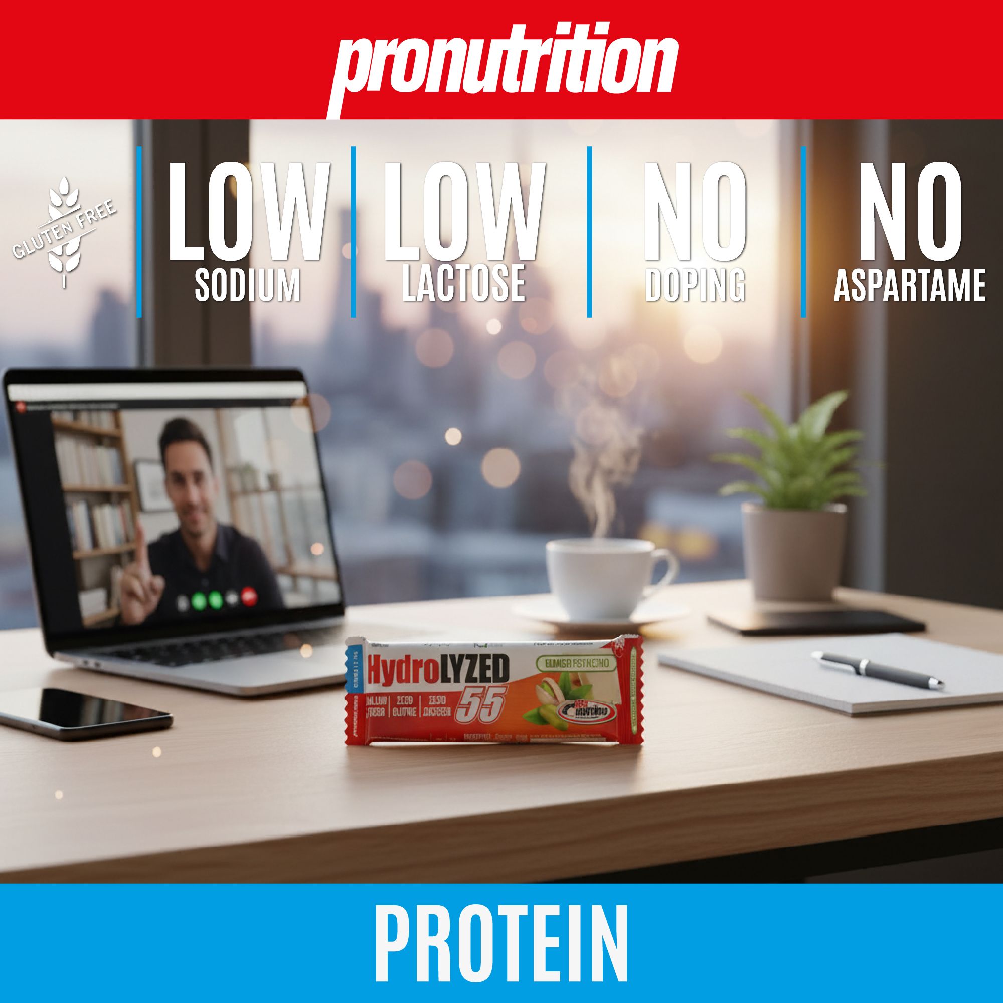 Barretta proteica sul tavolo. Testo: LOW SODIUM, LOW LACTOSE, NO DOPING, NO ASPARTAME. Persona su laptop.