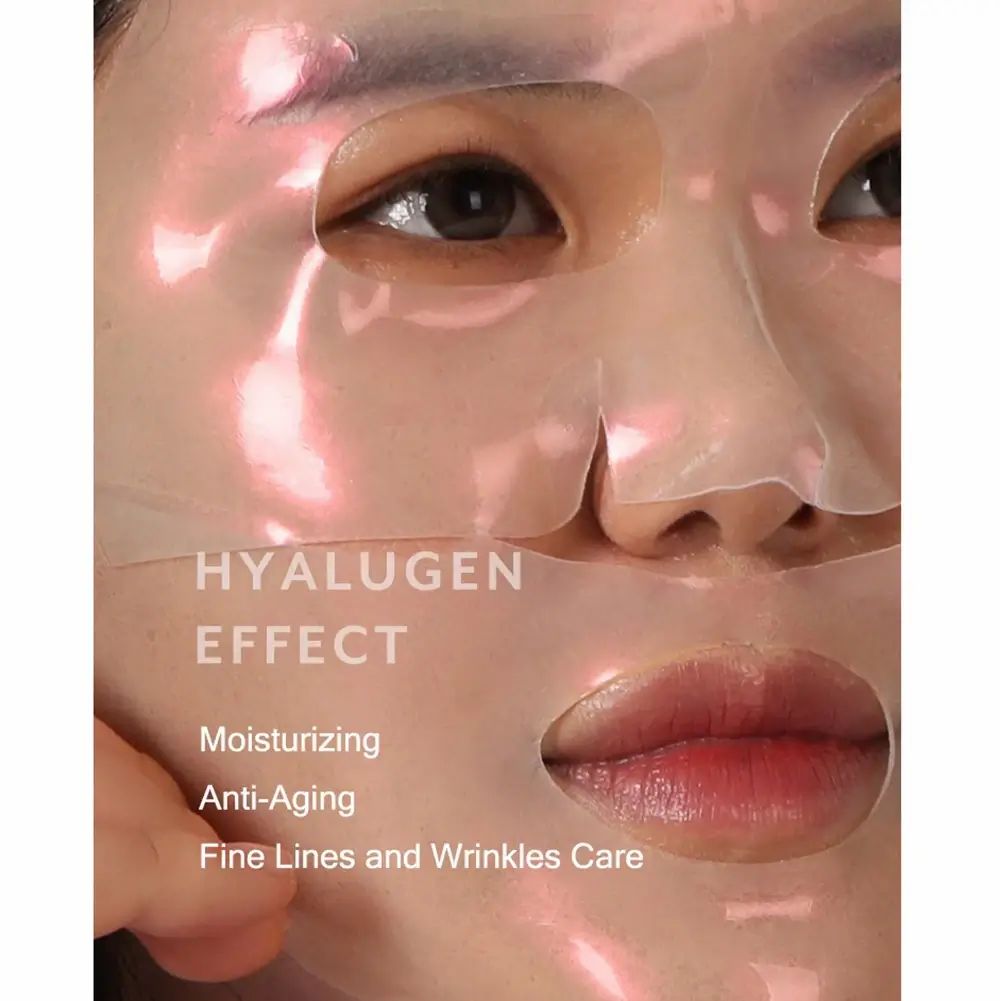 Maschera per il viso sul viso. Testo: Hyalugen Effect, Moisturizing, Anti-Aging, Fine Lines and Wrinkles Care.