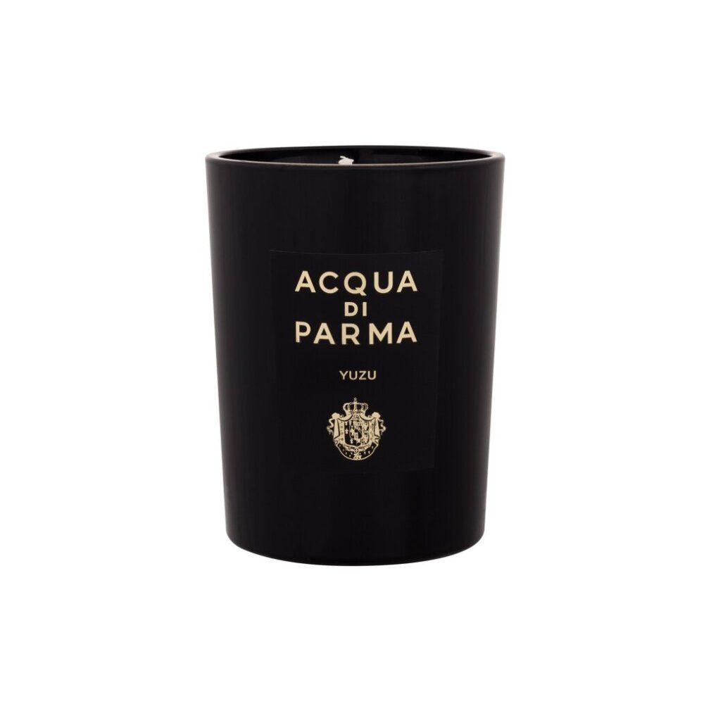 Candela nera con etichetta. Scritta: Acqua Di Parma, Yuzu. Stemma dorato. Forma cilindrica.