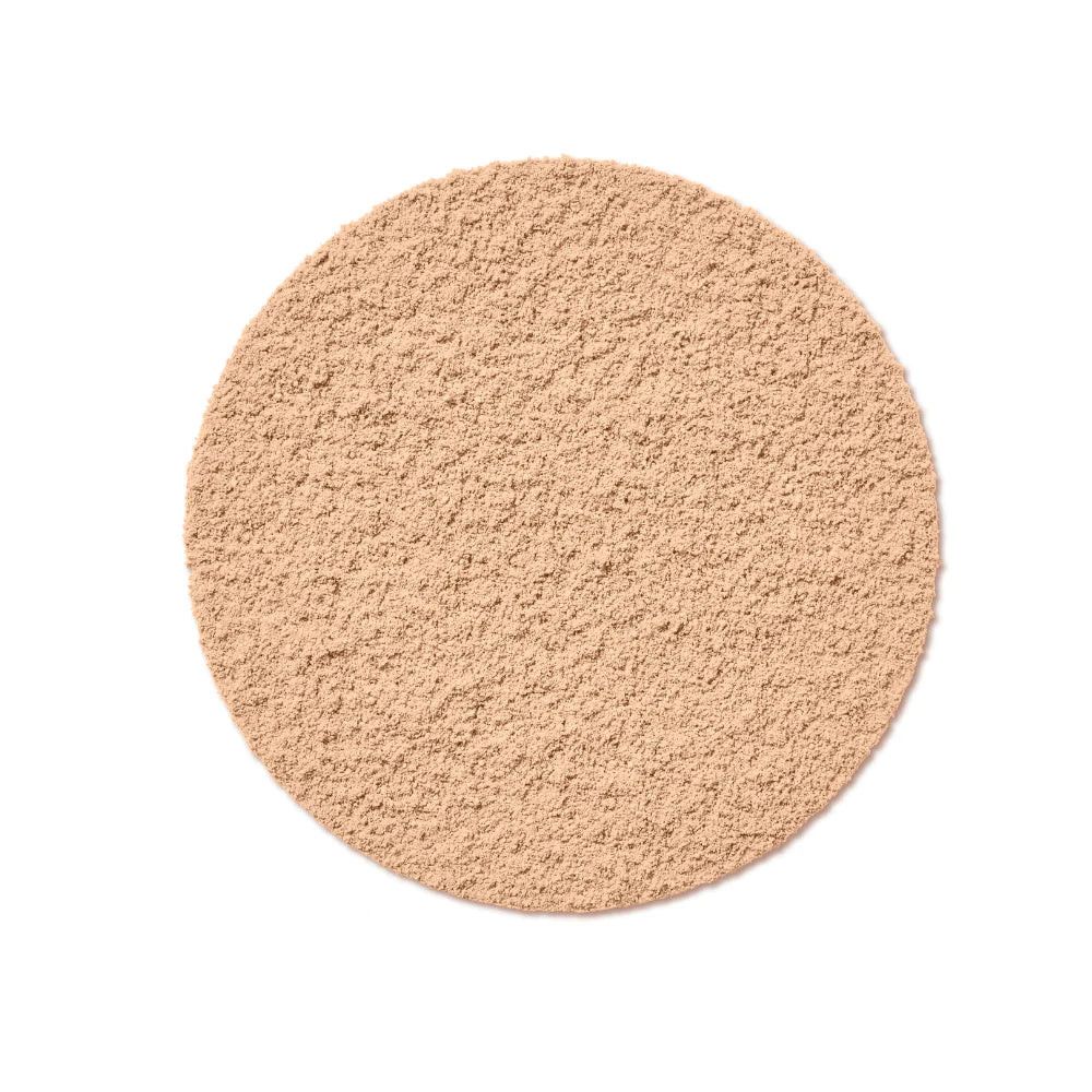 Polvere beige rotonda. Texture visibile. Su sfondo bianco.