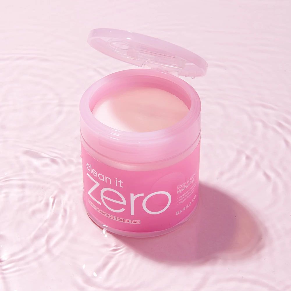 Un barattolo rosa con coperchio, pieno di pad. Scritta "Clean it Zero".