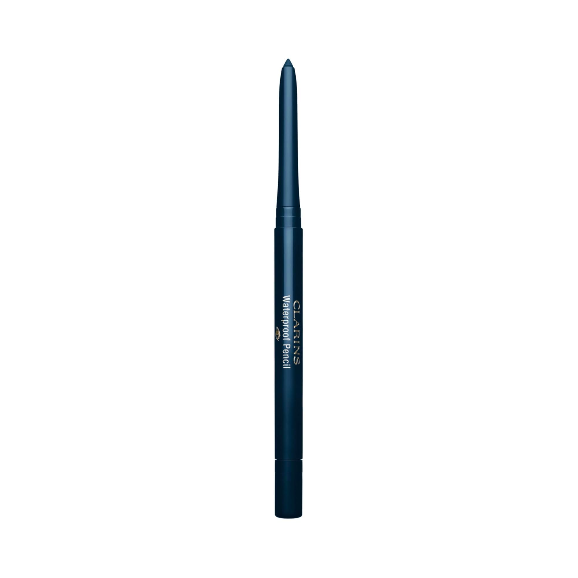 Matita occhi blu, CLARINS Waterproof Pencil. Scritta. Sfondo bianco.