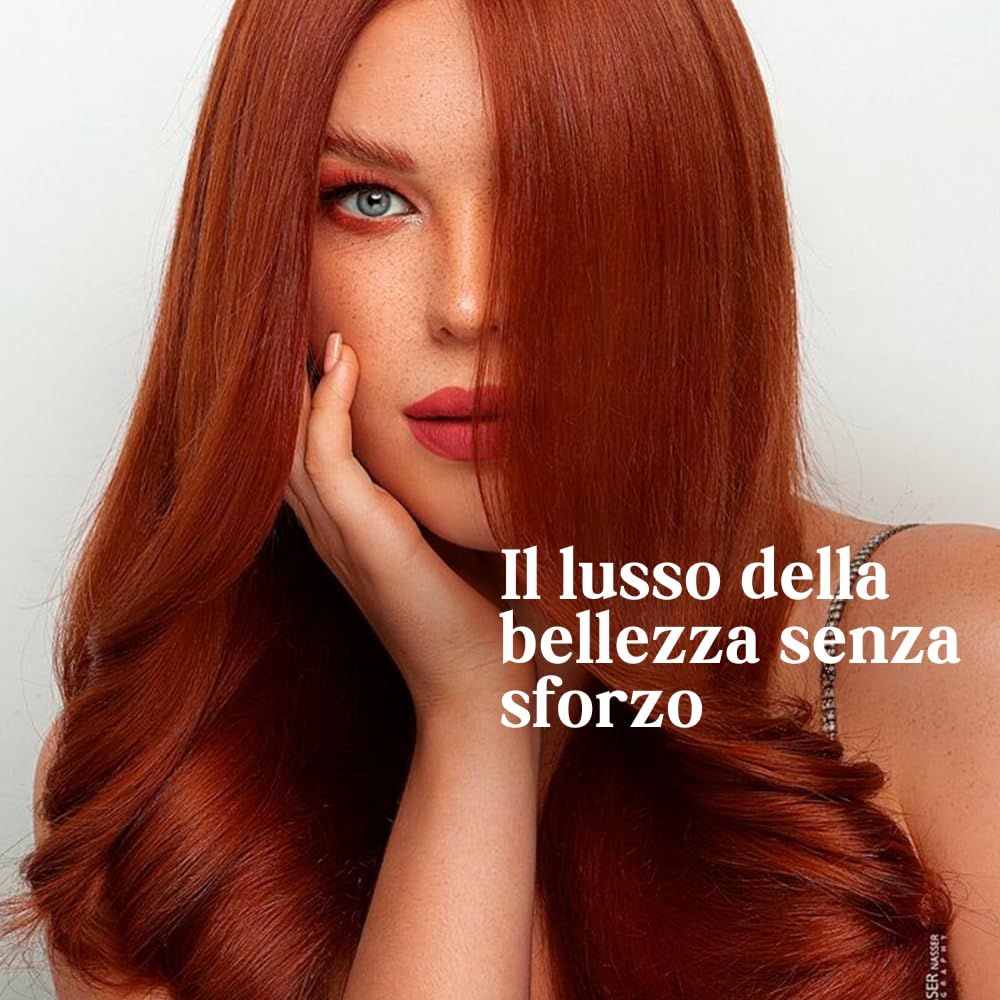 Donna con lunghi capelli rossi e lentiggini, che si appoggia il mento.