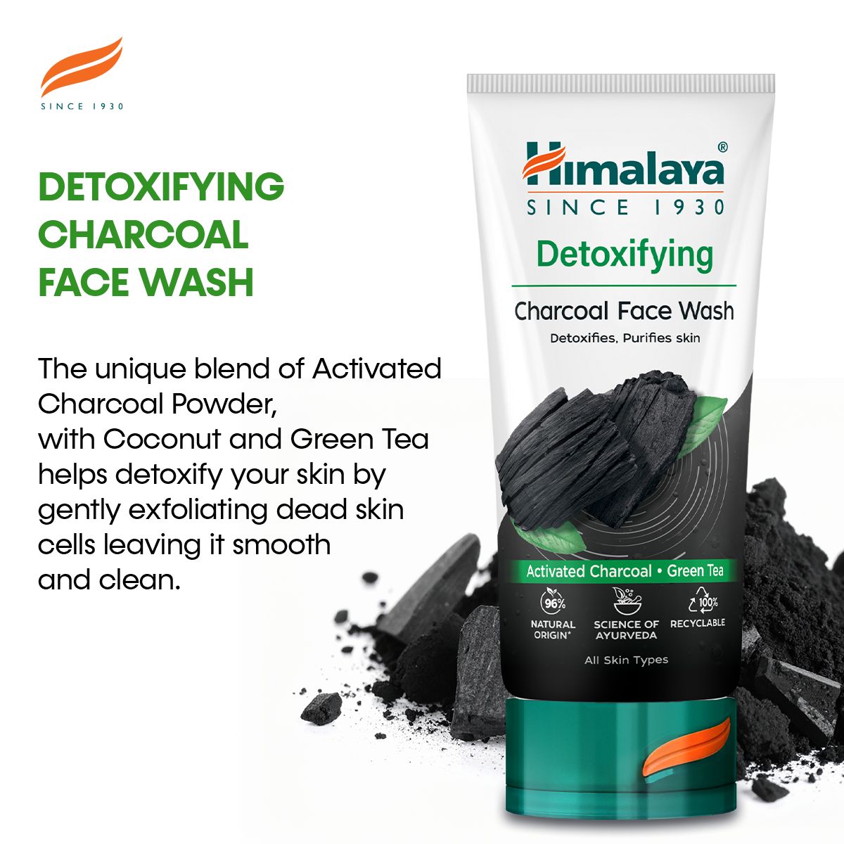 Tubo Himalaya Detergente Viso Disintossicante al Carbone, circondato da pezzi di carbone attivo e foglie.