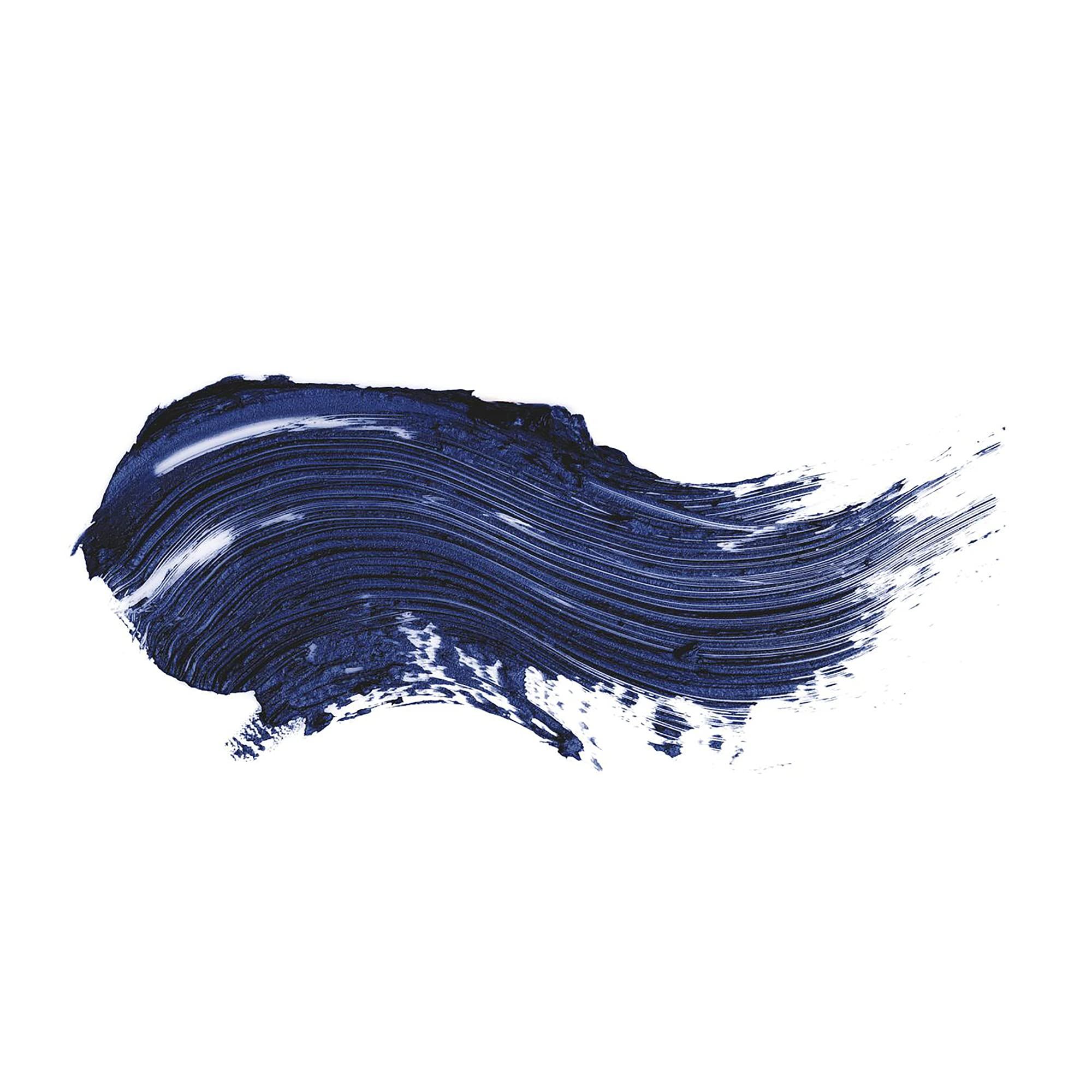 Campione di mascara blu su sfondo bianco.