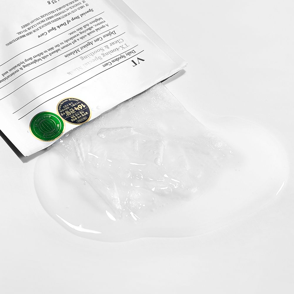 Busta con maschera e liquido. Maschera e liquido su sfondo bianco. Prodotto per la cura della pelle.