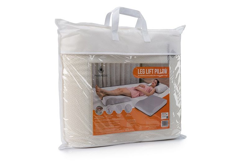 Una borsa per il trasporto trasparente contenente un cuscino per sollevare le gambe. La confezione mostra una persona che usa il cuscino.