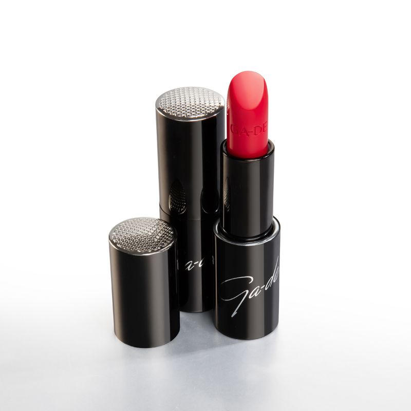 Rossetto rosso aperto. Due astucci neri con cappucci argentati. Logo Ga-De sull'astuccio.