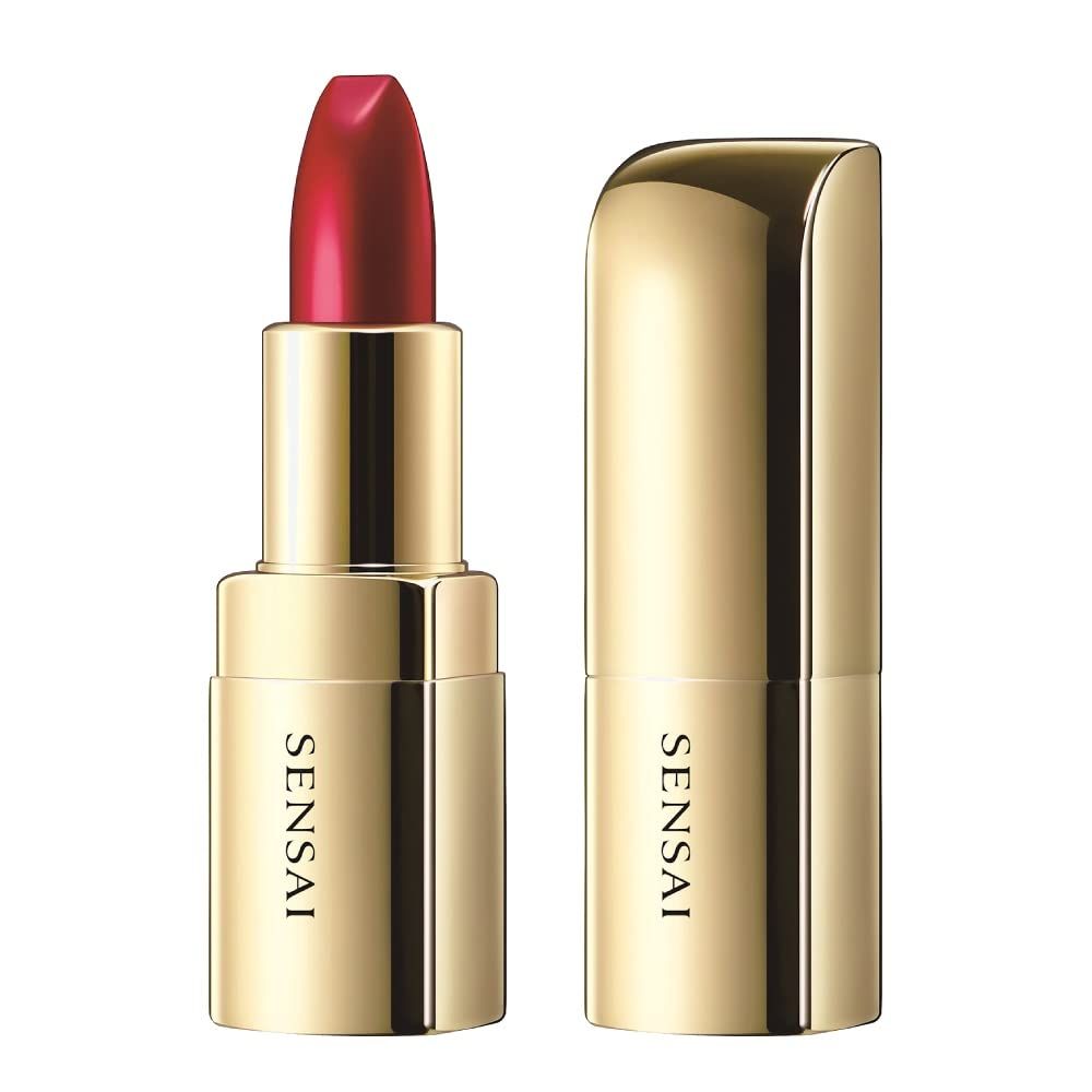 Un rossetto rosso Sensai in astuccio dorato, presentato in posizione verticale.