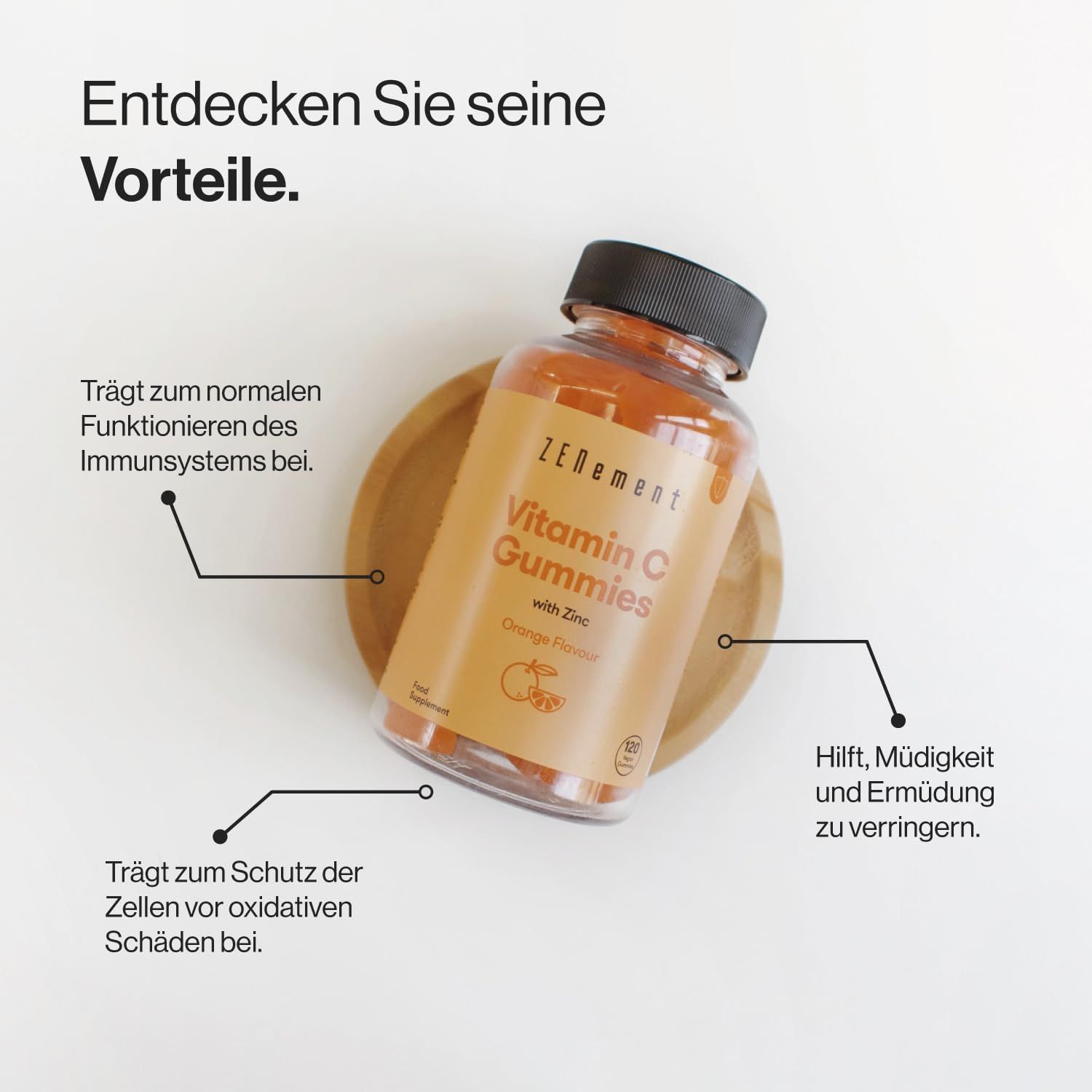 Flacone di caramelle gommose Zenement Vitamina C. Caramelle gommose arancioni. Testo: Vitamin C Gummies with Zinc, Orange Flavor. Su sottobicchiere in legno.