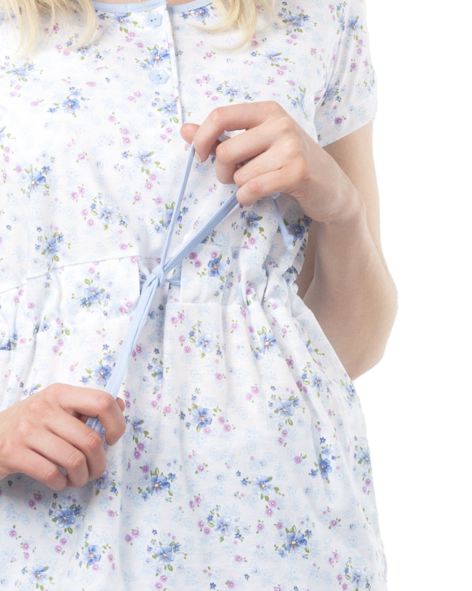 Top pigiama allattamento azzurro con fantasia floreale. Aperto davanti, con coulisse.