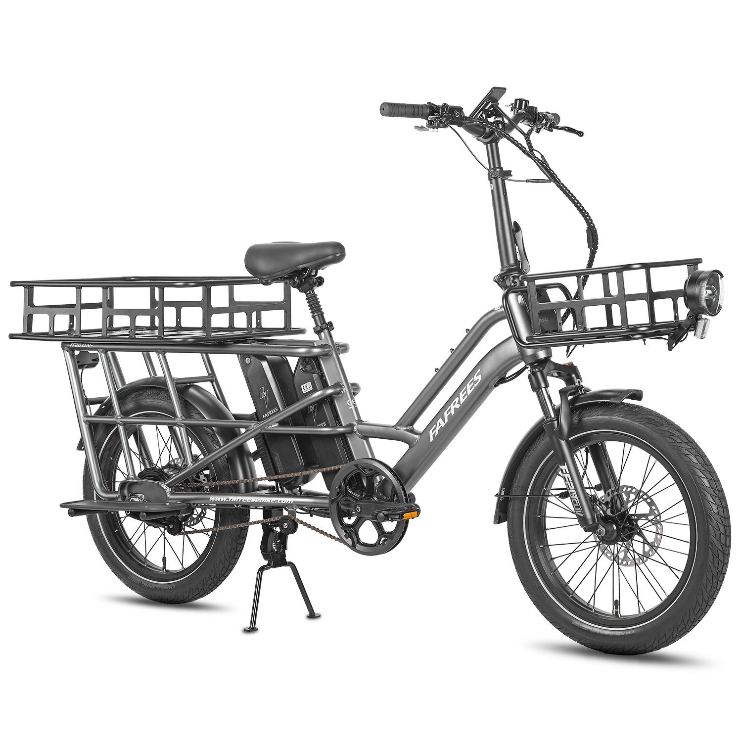Bicicletta cargo elettrica grigia con doppia batteria e portapacchi. Vista frontale con manubrio, faro e cavalletto.
