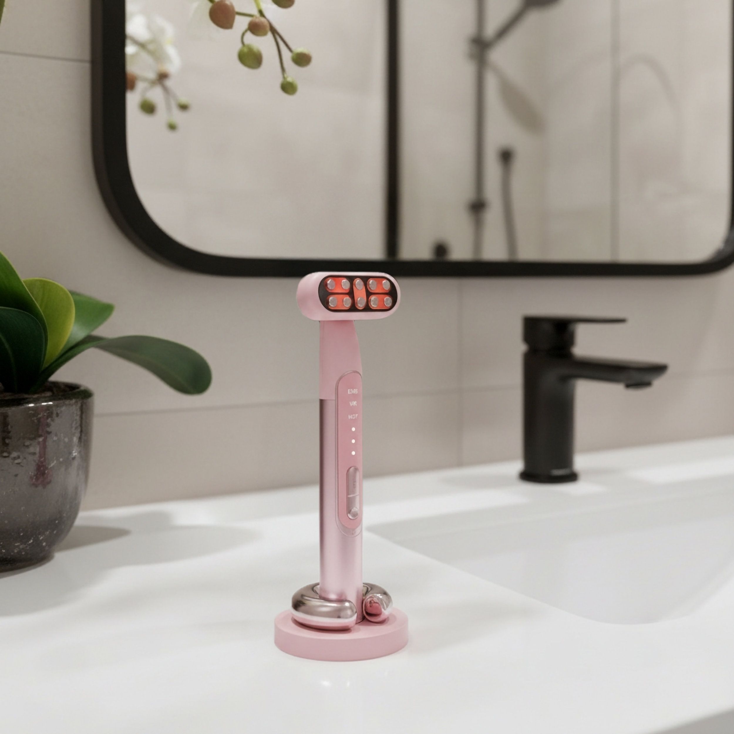 Dispositivo rosa per la cura della pelle su supporto. Dispositivo con manico allungato e testa con più luci.