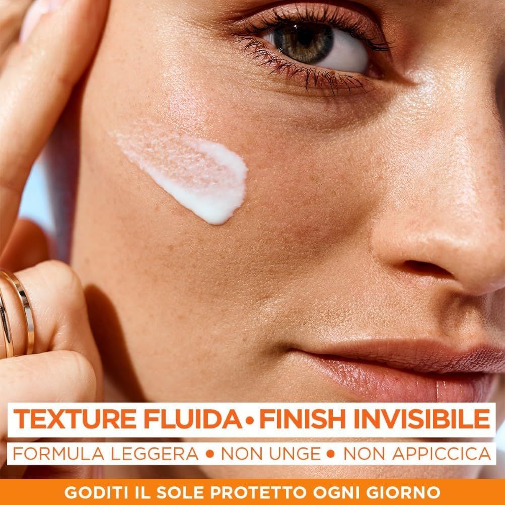 Primo piano di una persona che applica il prodotto sulla pelle. Testo: Texture fluida, finish invisibile. Formula leggera.