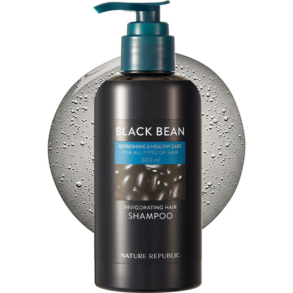 Flacone di shampoo nero con dosatore. Scritta: Black Bean, Invigorating Hair Shampoo. Sfondo: cerchio grigio.