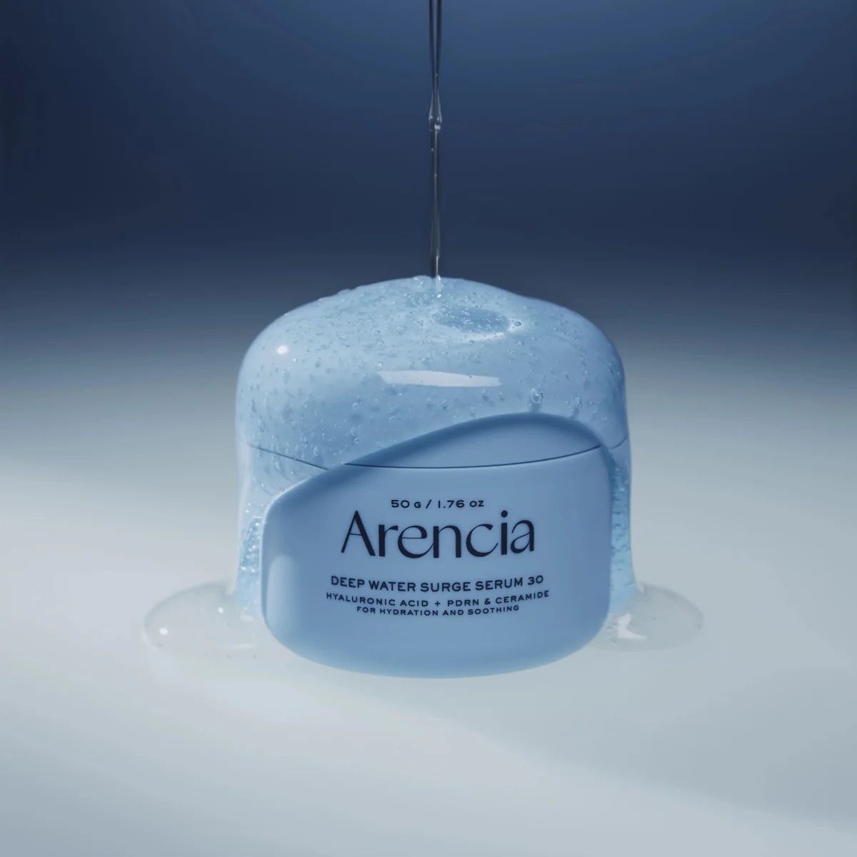 Flacone azzurro con scritta 'Arencia Deep Water Surge Serum 30'. 50g / 1.76 oz. Acido ialuronico + Poria & Ceramidi.