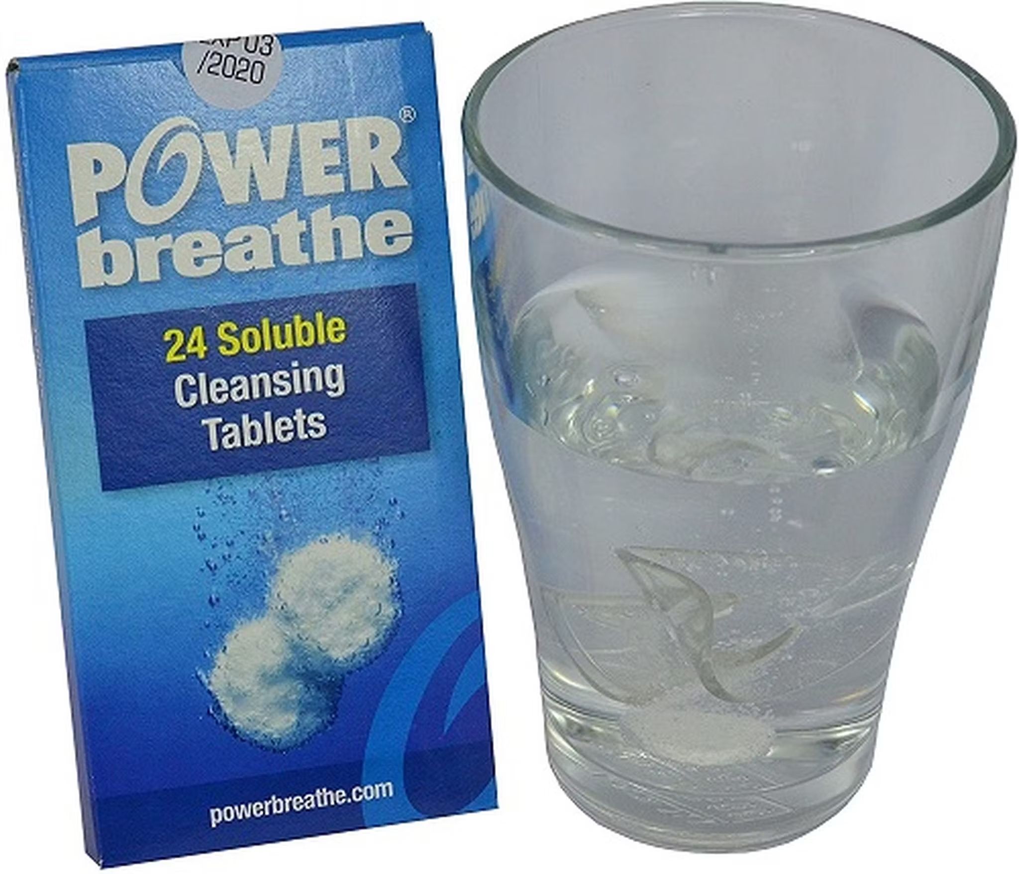 Scatola di compresse detergenti PowerBreathe e un bicchiere d'acqua con una compressa.