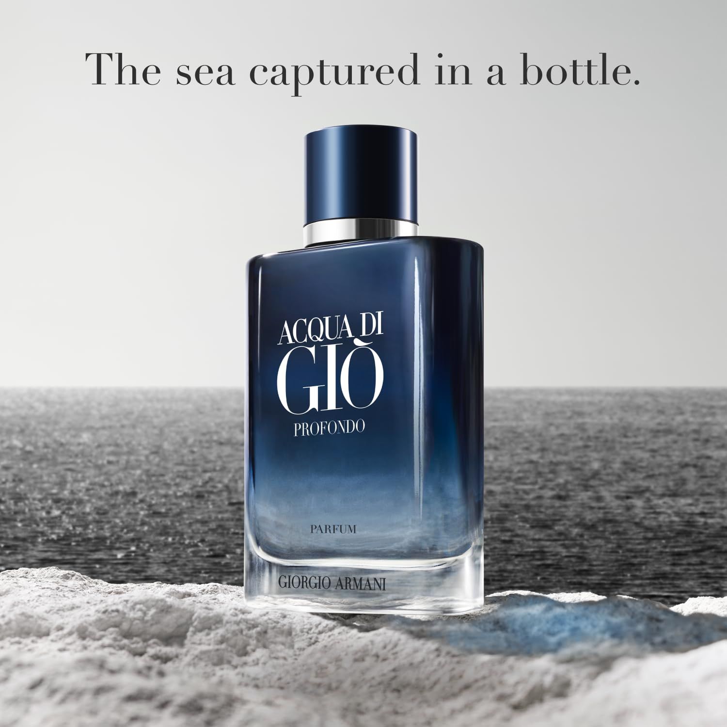 Flacone blu-trasparente con tappo blu. Testo: Acqua di Giò Profondo, Parfum, Giorgio Armani. Su sfondo bianco.