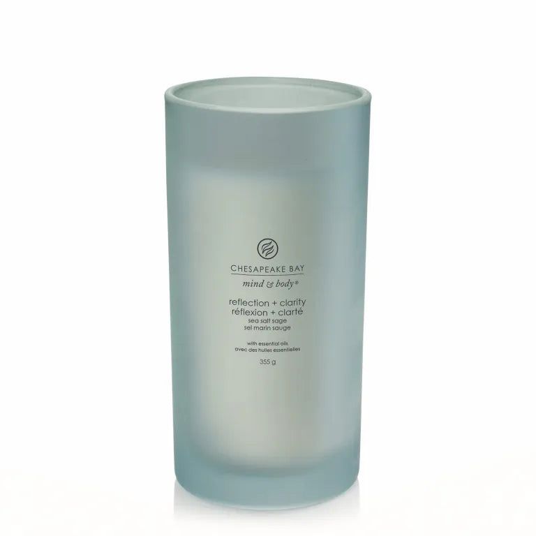 Candela cilindrica in vetro azzurro. Scritta: Chesapeake Bay, mind & body, reflection + clarity. Con oli essenziali, 330g.