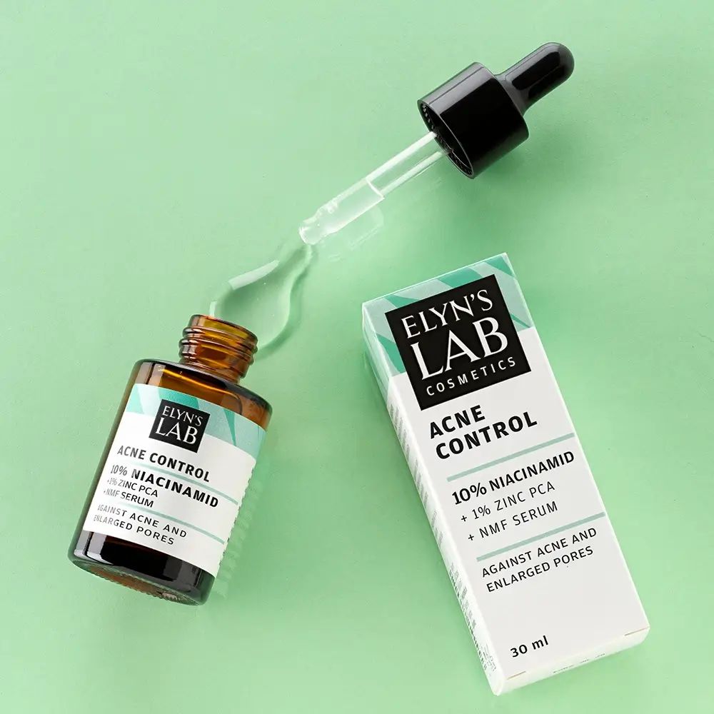 Flacone di siero e confezione. Contagocce con siero. Scritta: ELYN'S LAB, Acne Control, 10% Niacinamide, 1% Zinco PCA, NMF Serum.